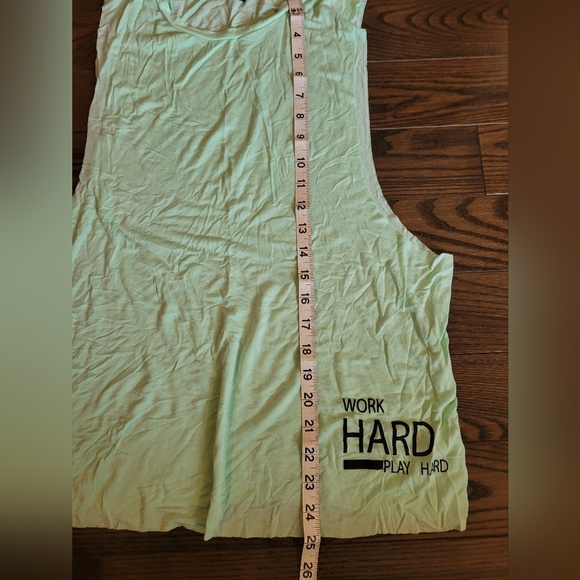 NWOT Pretty green light weight t-shirt, excellent condition - Picture 7 of 7